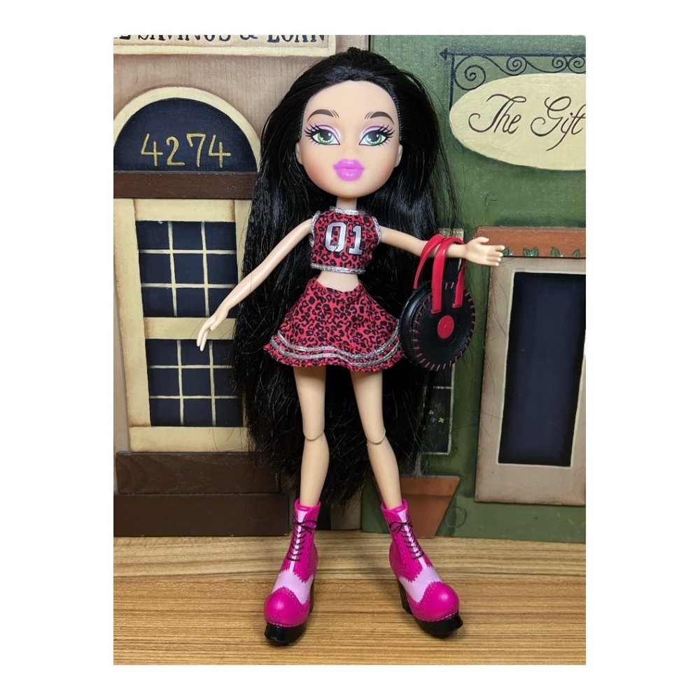 Vintage Bratz Jade Doll 2015 Green Eyes Long Black Crimped Hair 10"